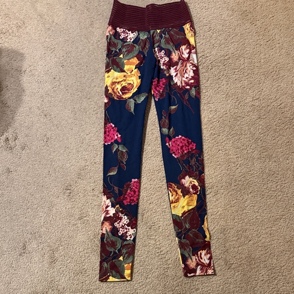 CUTE BOOTY Floral Patterned scrunched butt Leggings size S